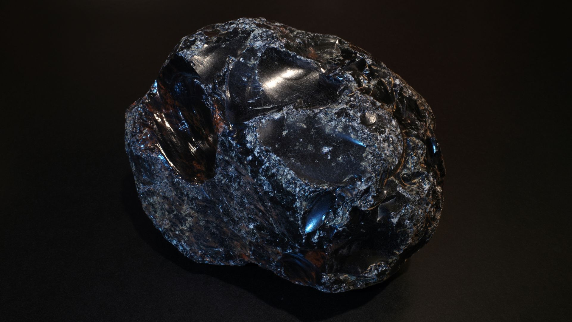 What Is the True Color of a Mirror? Obsidiyen