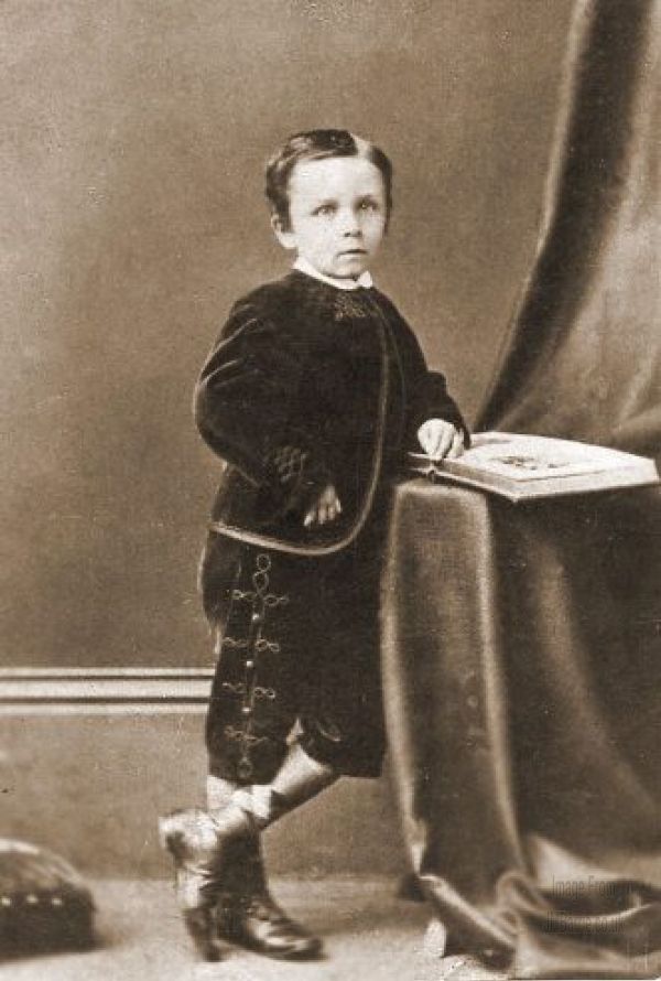 J.M. Barrie and Peter Pan: Children Who Never Grow Up Between Reality and Fantasy J.M. Barrie and Peter Pan: Children Who Never Grow Up Between Reality and Fantasy